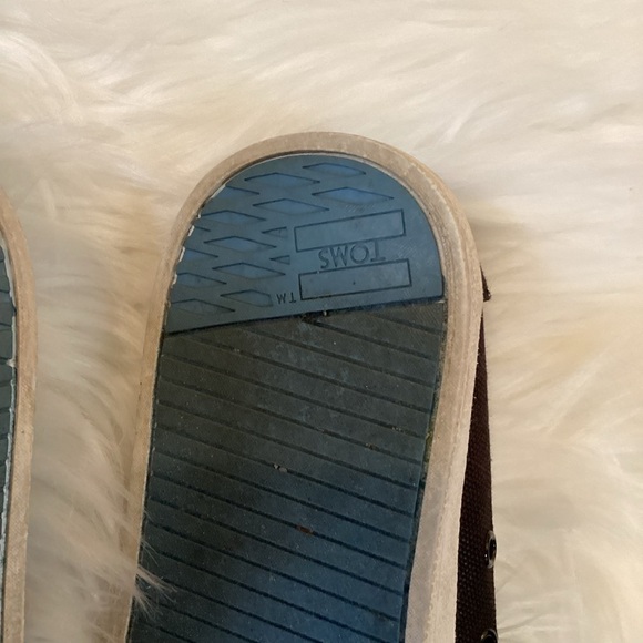 Tom’s slip on shoe Woman’s 7.5 black with white soles slightly used - Picture 9 of 16